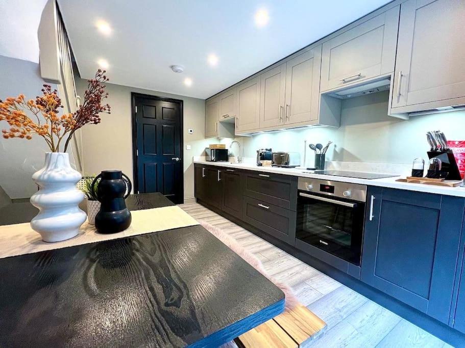 Fabulous Large Apartment In Great Location Bath Exterior photo